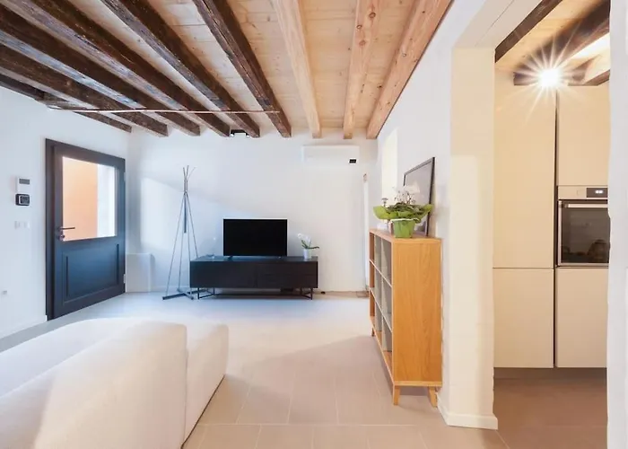 Ca\' Ferrando, Brand New Apartment, Experienced Host!