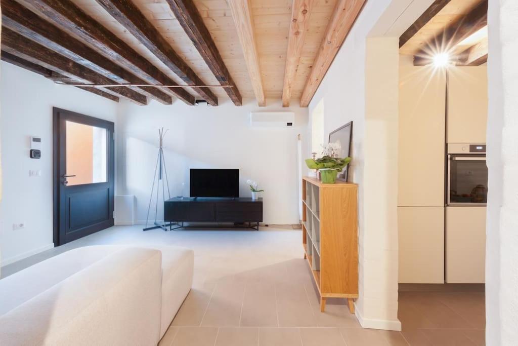 Ca' Ferrando, Brand New Apartment, Experienced Host! * Venecia